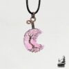 pendentif hariel avec un arbre de vie sur lune en quartz rose