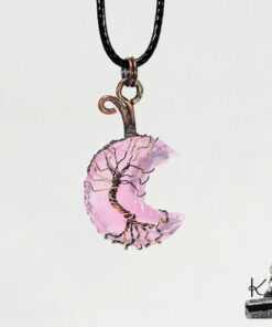 pendentif hariel avec un arbre de vie sur lune en quartz rose
