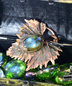 Pendentif Neilina- feuille de vigne cuivrée et labradorite – Image 3