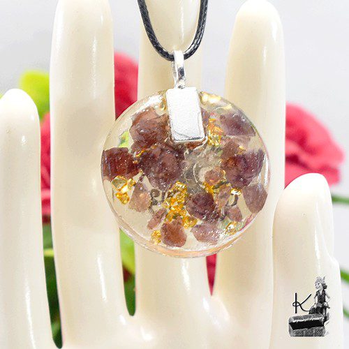 Pendentif Orgone Orgonite "Thaama" avec Arbre de Vie et grenat – Image 6