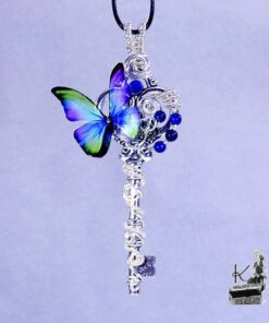Pendentif Nissa avec papillon transparent et lapis lazuli