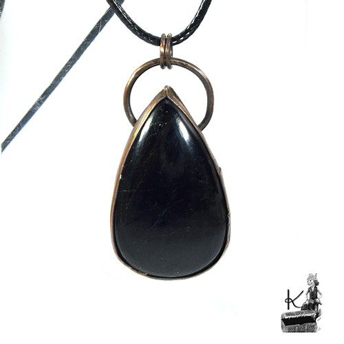 Pendentif laserian en cuivre et tourmaline noire