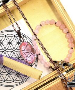 Trésor-Bos Teratai avec un pendentif en améthyste rose