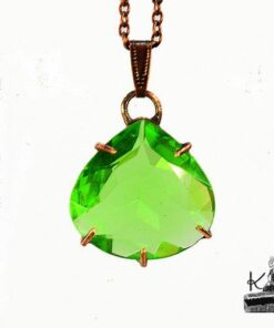 Pendentif majan avec peridot taillé serti cuivre
