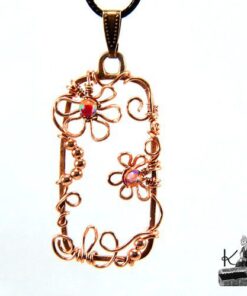 Pendentif Camelia en cuivre et petites perles