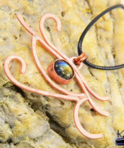 Alternative view of Pendentif Oeil de Horus en cuivre naturel et labradorite