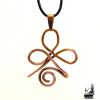 Pendentif artisanal Hatumi en fil de cuivre patiné au sel, symbole de guérison physique de la langue Zibu, dimensions 5x3.5 cm, fabriqué à la main pour le bien-être et la vitalité.