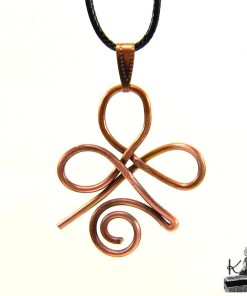 Pendentif artisanal Hatumi en fil de cuivre patiné au sel, symbole de guérison physique de la langue Zibu, dimensions 5x3.5 cm, fabriqué à la main pour le bien-être et la vitalité.