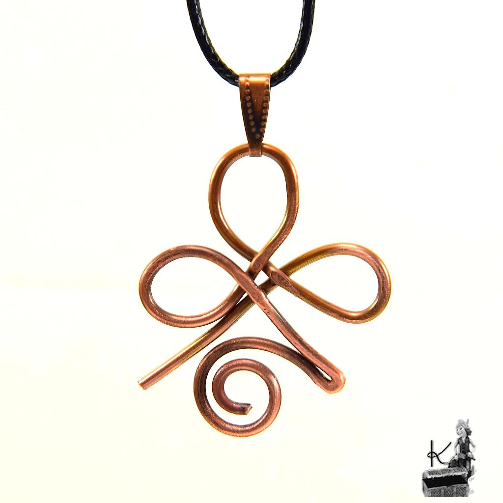 Pendentif artisanal Hatumi en fil de cuivre patiné au sel, symbole de guérison physique de la langue Zibu, dimensions 5x3.5 cm, fabriqué à la main pour le bien-être et la vitalité.