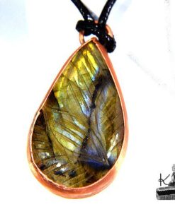 Pendentif Cesair en cuire et labradorite gravée