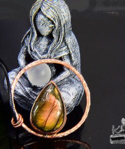 Alternative view of Pendentif Caron - labradorite serti cuivre