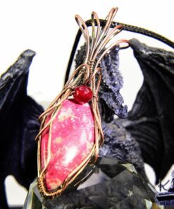 Alternative view of Pendentif Orchis - thulite wire wrapped