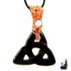 Triquetra en obsidienne avec sa perle en améthyste