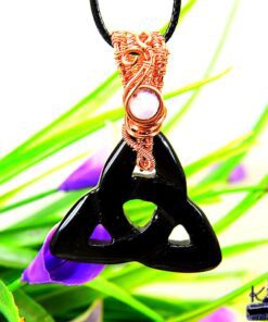 Alternative view of Triquetra en obsidienne wire wrapped