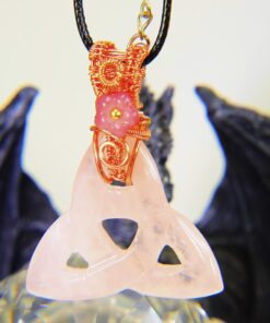 Alternative view of Triquetra en quartz rose wire wrapped