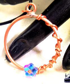 Pendentif Fenella en cuivre naturel et avec une petite fleur en verre thcèque