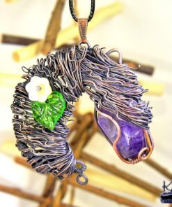 Alternative view of Pendentif Cheval "Lolly" en améthyste et cuivre patiné