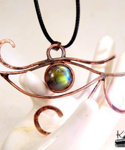 Pendentif artisanal Œil d'Horus en fil de cuivre patiné et cabochon de labradorite aux reflets bleus, talisman de protection fait main.