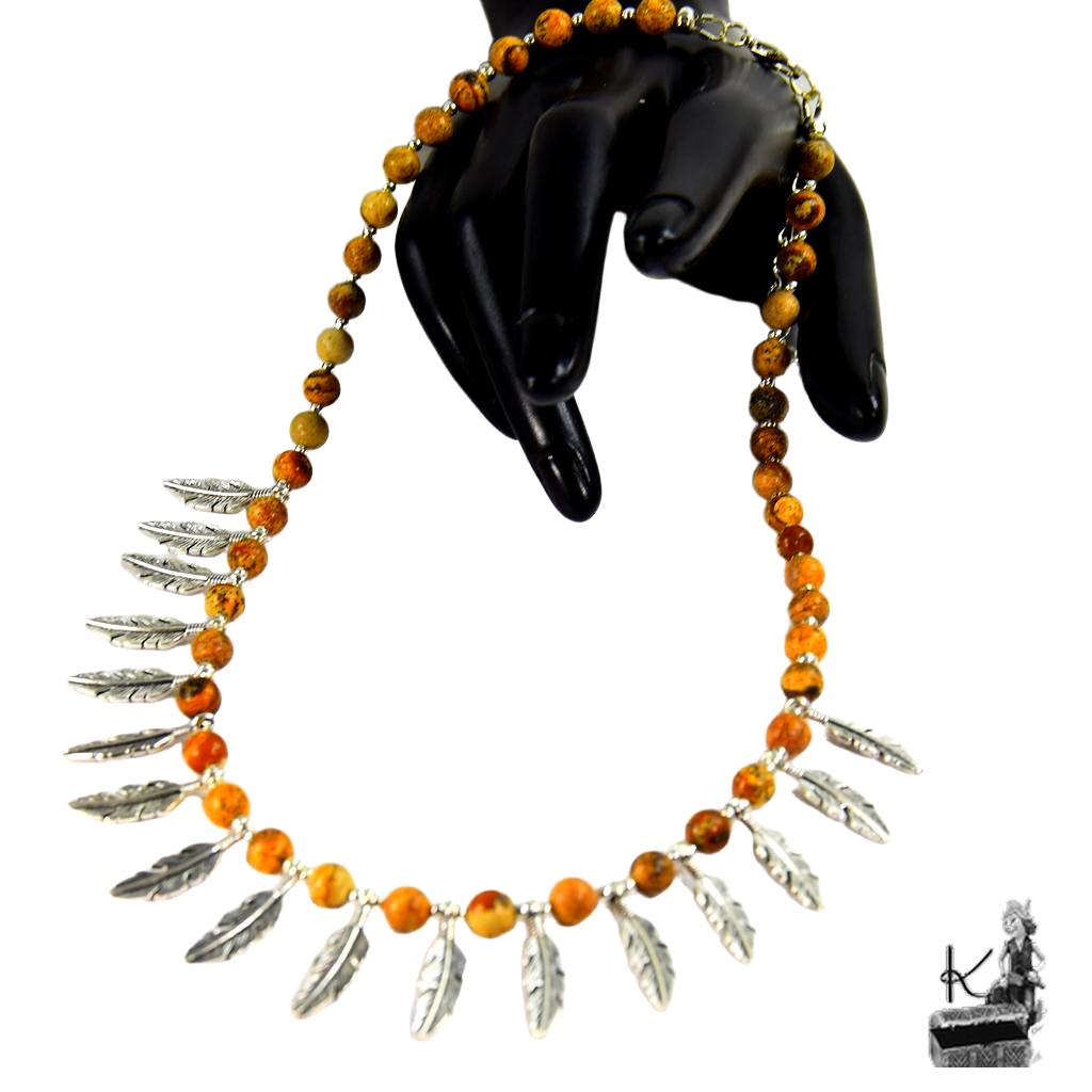 Collier artisanal Sora composé de perles en jaspe paysage beige et marron avec pendentifs plumes argentées