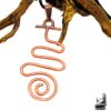 Pendentif amulette Reiki représentant le symbole Raku "Serpent de Feu" en forme d'éclair, bijou de protection et d'ancrage spirituel pour la maîtrise de l'énergie vibratoire.