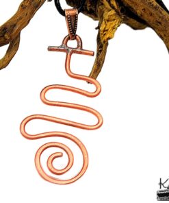 Pendentif amulette Reiki représentant le symbole Raku "Serpent de Feu" en forme d'éclair, bijou de protection et d'ancrage spirituel pour la maîtrise de l'énergie vibratoire.