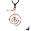 Pendentif en cuivre artisanal représentant le symbole Reiki Cho Ku Rei sur un cordon noir, bijou de guérison énergétique.