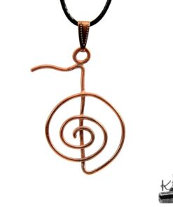 Pendentif en cuivre artisanal représentant le symbole Reiki Cho Ku Rei sur un cordon noir, bijou de guérison énergétique.