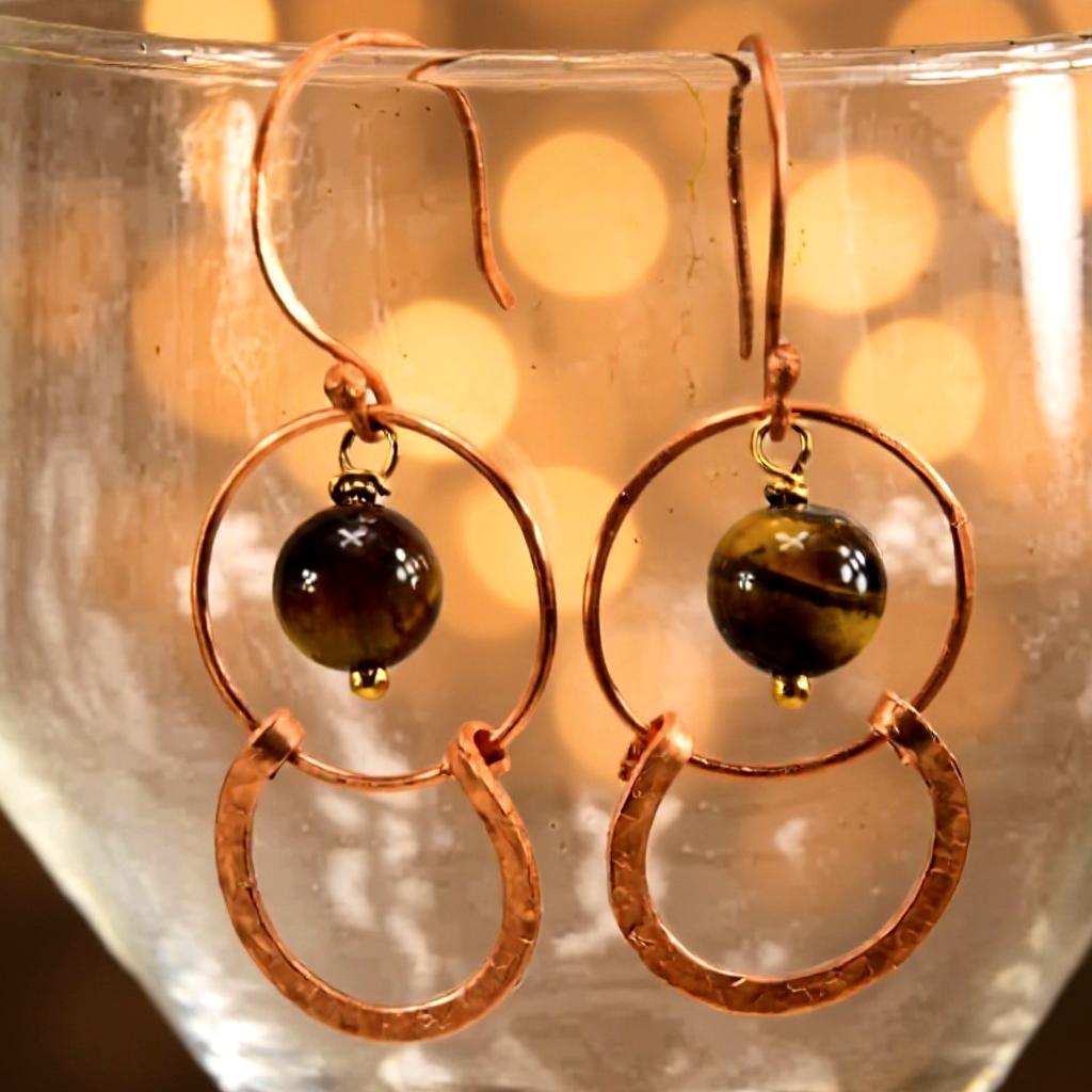 Boucles d'oreille Alvina - cuivre et oeil de tigre – Image 2