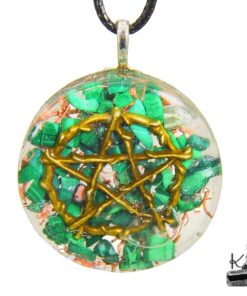 Pendentif Orgonite Aghna avec pierre de malachite, copeaux de cuivre et pentacle en bronze sur fond naturel.
