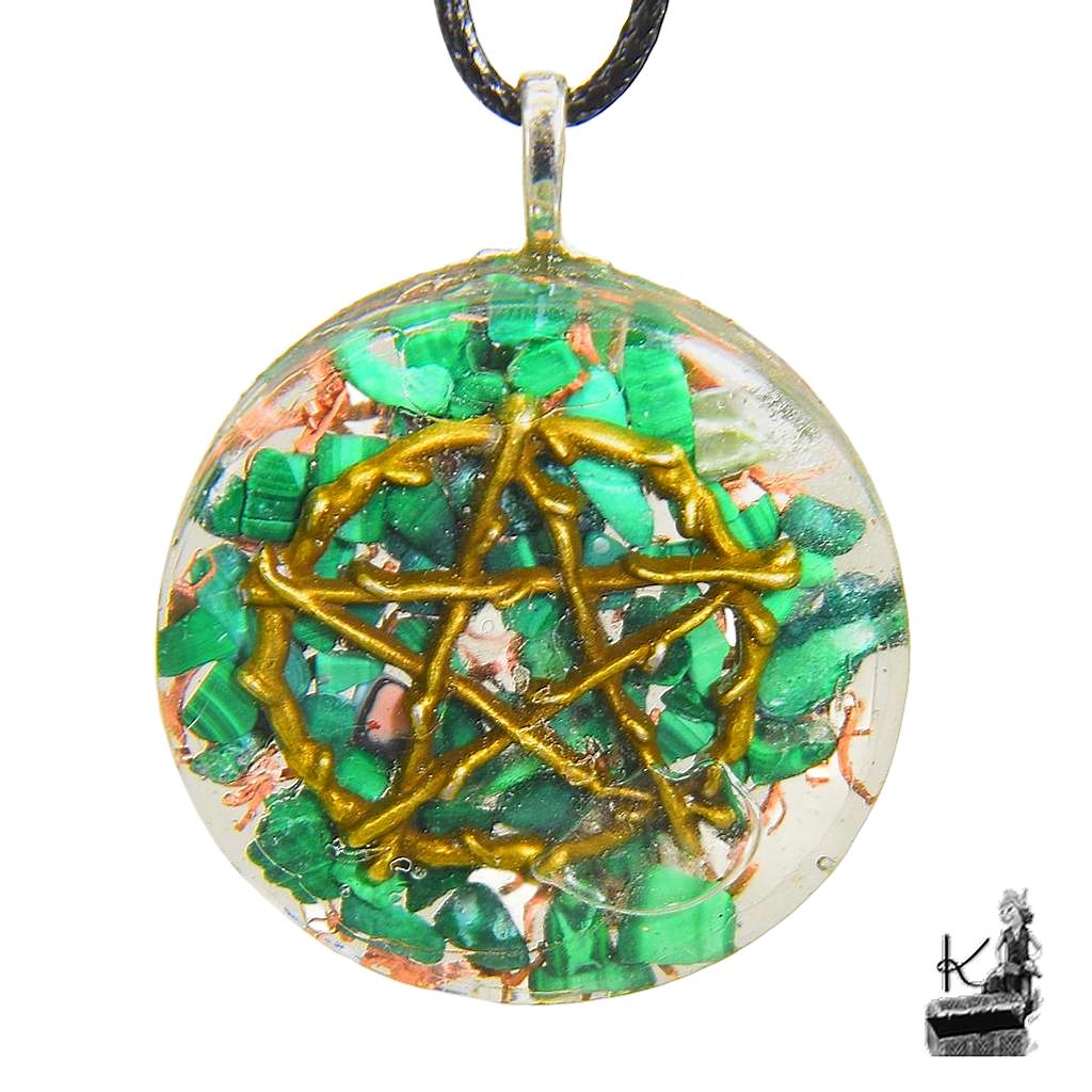 Pendentif Orgonite Aghna avec pierre de malachite, copeaux de cuivre et pentacle en bronze sur fond naturel.