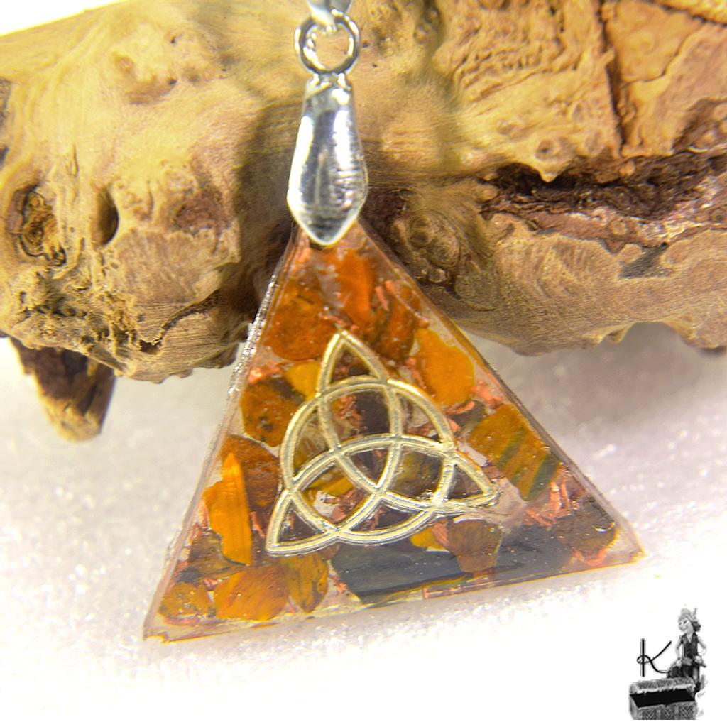 Pendentif Orgone Orgonite "Bili" avec Triquetra et Oeil de tigre – Image 3