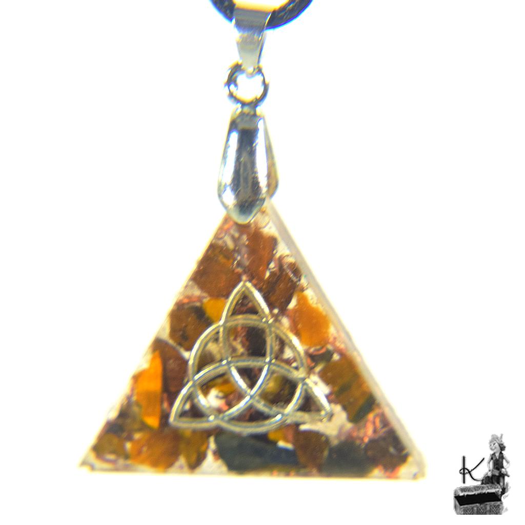 Pendentif orgonite triangulaire en résine transparente avec éclats d'œil de tigre, copeaux de cuivre et symbole Triquetra argenté.