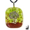 Pendentif Orgonite Orla en résine avec pierres de péridot vert, poudre de cuivre et symbole Arbre de Vie.