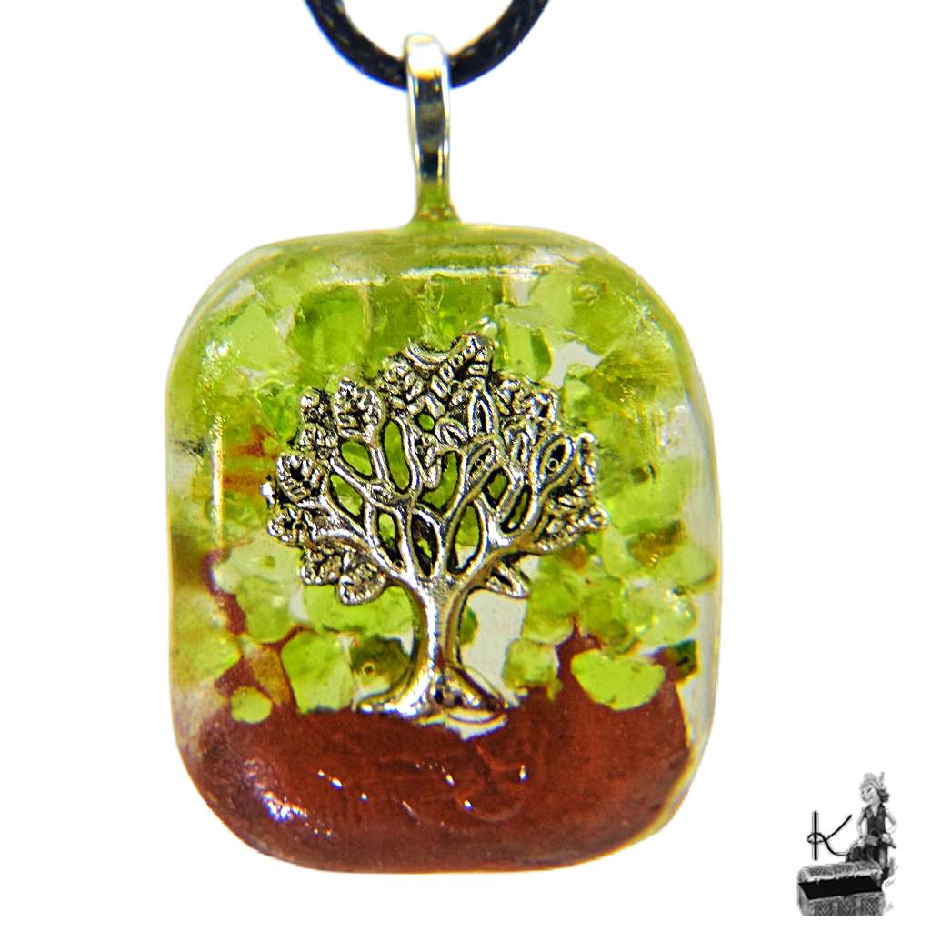 Pendentif Orgonite Orla en résine avec pierres de péridot vert, poudre de cuivre et symbole Arbre de Vie.