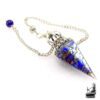 Pendule de radiesthésie en orgonite avec éclats de Lapis-Lazuli naturels, forme cône hexagonal, livré avec sa pochette en toile de jute.