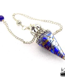 Pendule de radiesthésie en orgonite avec éclats de Lapis-Lazuli naturels, forme cône hexagonal, livré avec sa pochette en toile de jute.