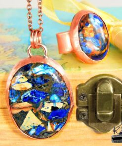 Coffret cadeau en bois ciré contenant un pendentif en cuivre et une bague ajustable avec cabochons en sédiment des mers bleu et pyrite.