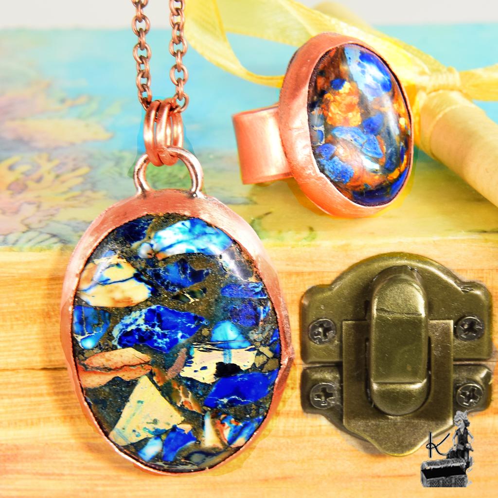Coffret cadeau en bois ciré contenant un pendentif en cuivre et une bague ajustable avec cabochons en sédiment des mers bleu et pyrite.