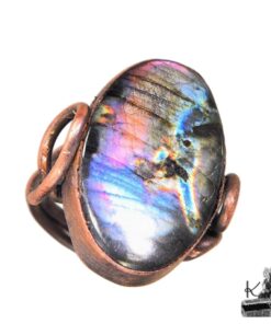 Bague artisanale en cuivre pur avec cabochon de labradorite aux reflets bleus, création unique Le Trésor des Korriganes.
