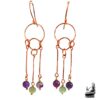 Longues boucles d'oreille artisanales Kay composées de perles de fluorite et de crochets en cuivre naturel torsadés.