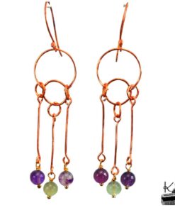 Longues boucles d'oreille artisanales Kay composées de perles de fluorite et de crochets en cuivre naturel torsadés.