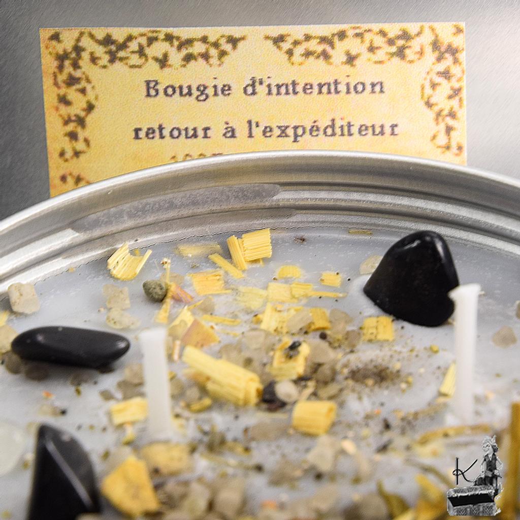 Bougie fleurie artisanale pour rituel de protection avec pierres d'obsidienne noire, cristal de roche et plantes de sauge blanche.