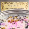 Bougie de rituel aux huiles essentielles, ornée de cristaux de quartz rose, d'améthyste et de fleurs de camomille pour la guérison du cœur.