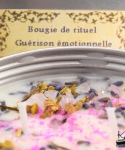 Bougie de rituel aux huiles essentielles, ornée de cristaux de quartz rose, d'améthyste et de fleurs de camomille pour la guérison du cœur.