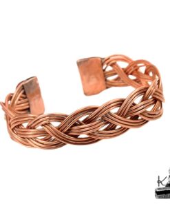 Bracelet jonc artisanal Hallvor en cuivre naturel tressé à la main, modèle large pour femme, Le Trésor des Korriganes.
