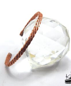 Bracelet jonc artisanal Odal en fil de cuivre naturel tressé à la main, style antique et mystique.