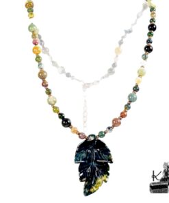 Pendentif feuille sculptée en agate indienne naturelle et perles cuivrées, collier artisanal Freydis "Le Trésor des Korriganes".