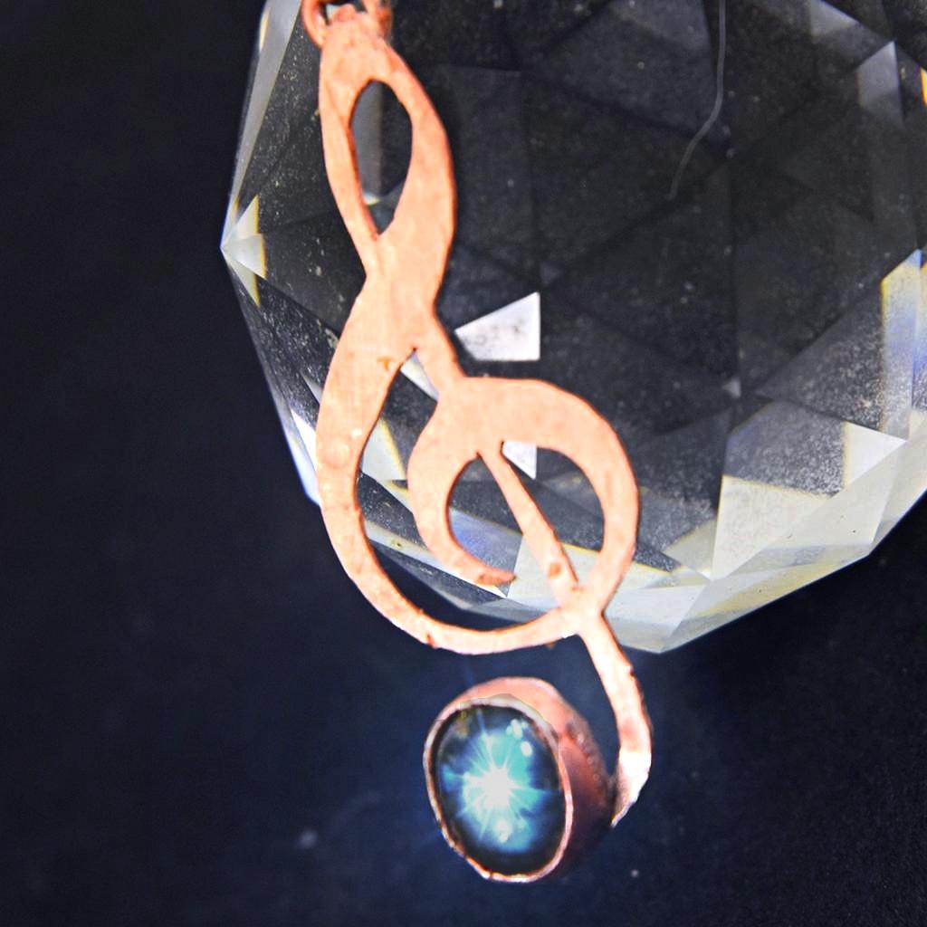 Pendentif Caden - clé de sol en cuivre avec sa labradorite – Image 3