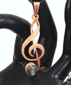 Alternative view of Pendentif Caden - clé de sol en cuivre avec sa labradorite