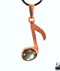 Pendentif artisanal Lyra en forme de note de musique en cuivre serti d'une labradorite, Le Trésor des Korriganes.